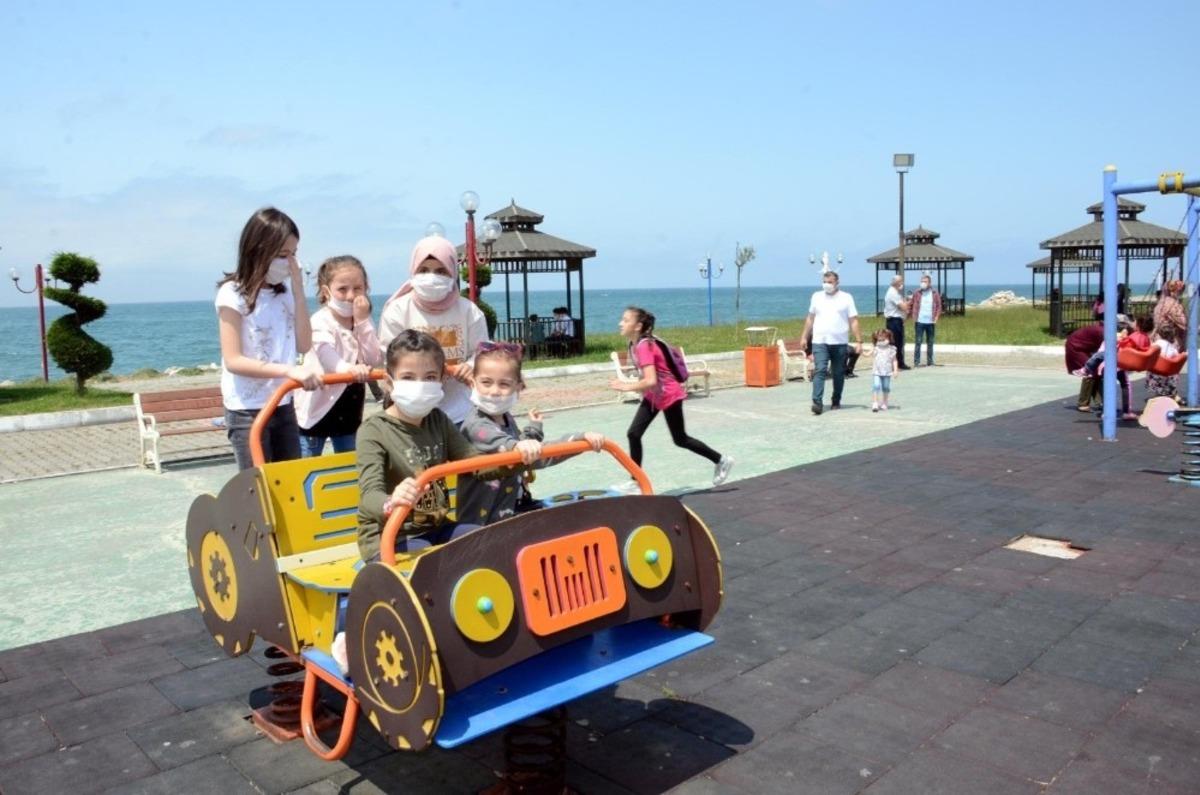 14 yaş ve altı &ccedil;ocuklar uzun bir aradan sonra sokağa &ccedil;ıktı