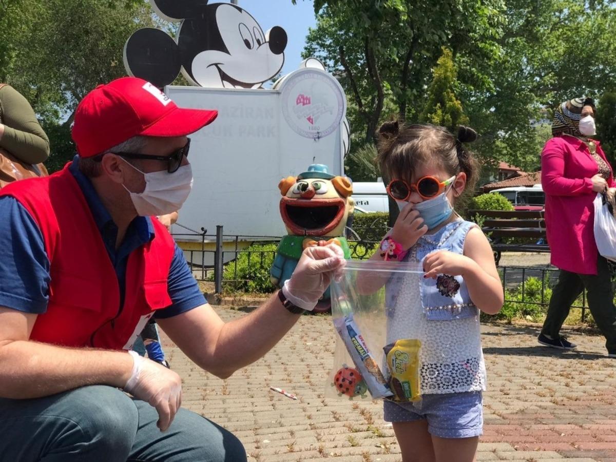 Kızılay sokağa &ccedil;ıkan &ccedil;ocukları sevindirdi