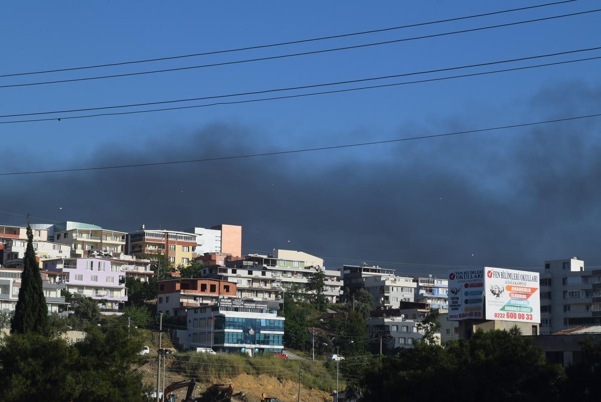 Aliağa'da tedirgin eden g&ouml;r&uuml;nt&uuml;! Kara dumanlar il&ccedil;enin &uuml;zerini kapladı