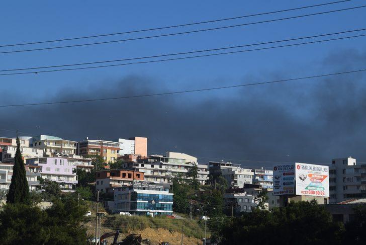 Aliağa'da tedirgin eden görüntü! Kara dumanlar ilçenin üzerini kapladı G4