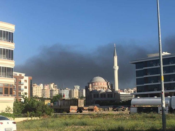Aliağa'da tedirgin eden görüntü! Kara dumanlar ilçenin üzerini kapladı G1