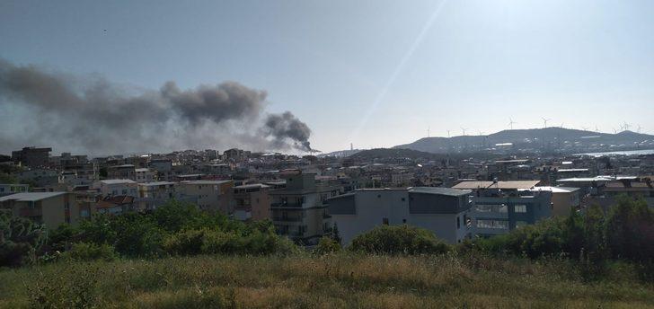 Aliağa'da tedirgin eden görüntü! Kara dumanlar ilçenin üzerini kapladı G2