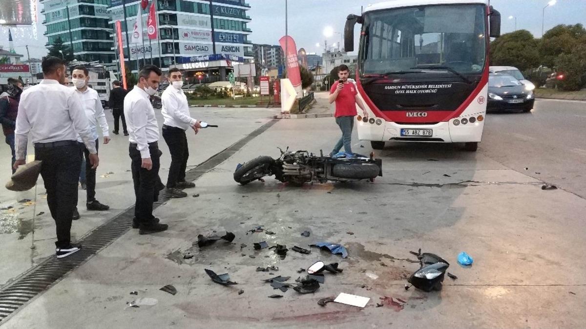 Halk otob&uuml;s&uuml;yle &ccedil;arpışan motosiklet parampar&ccedil;a oldu! Korkun&ccedil; kaza