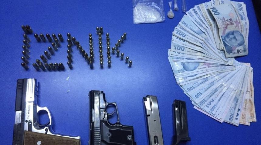 Polis ş&uuml;phe &uuml;zerine durdurdu! Silah, uyuşturucu ve para ele ge&ccedil;irildi
