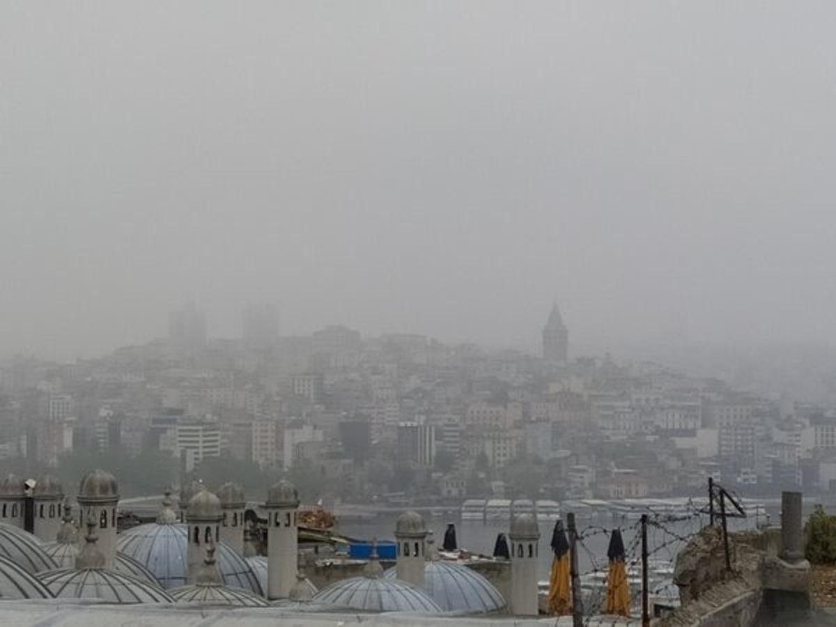 İstanbullular g&uuml;ne sisle uyandı
