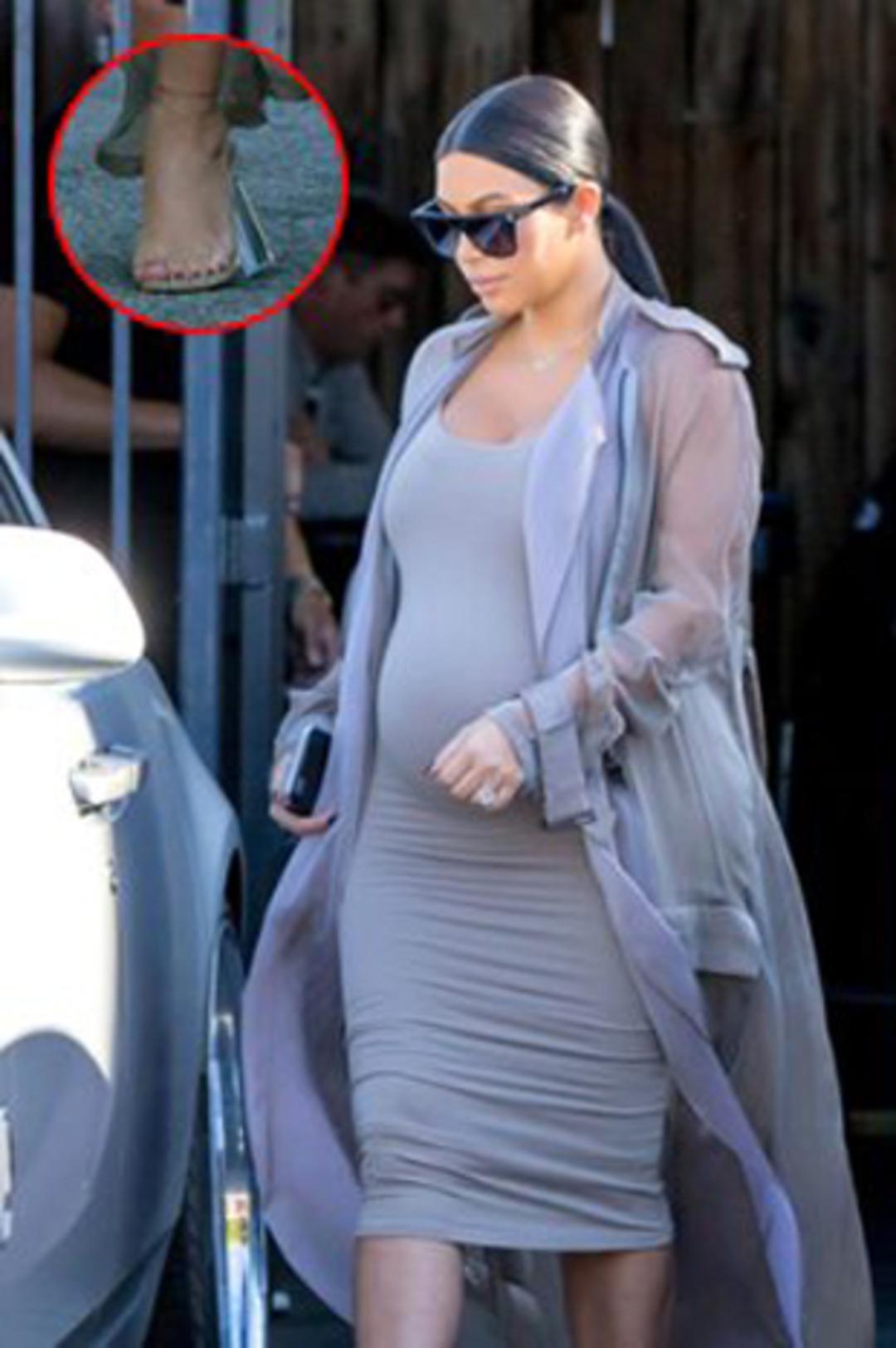 Kim'i topuklu ayakkabıları taşıyamadı