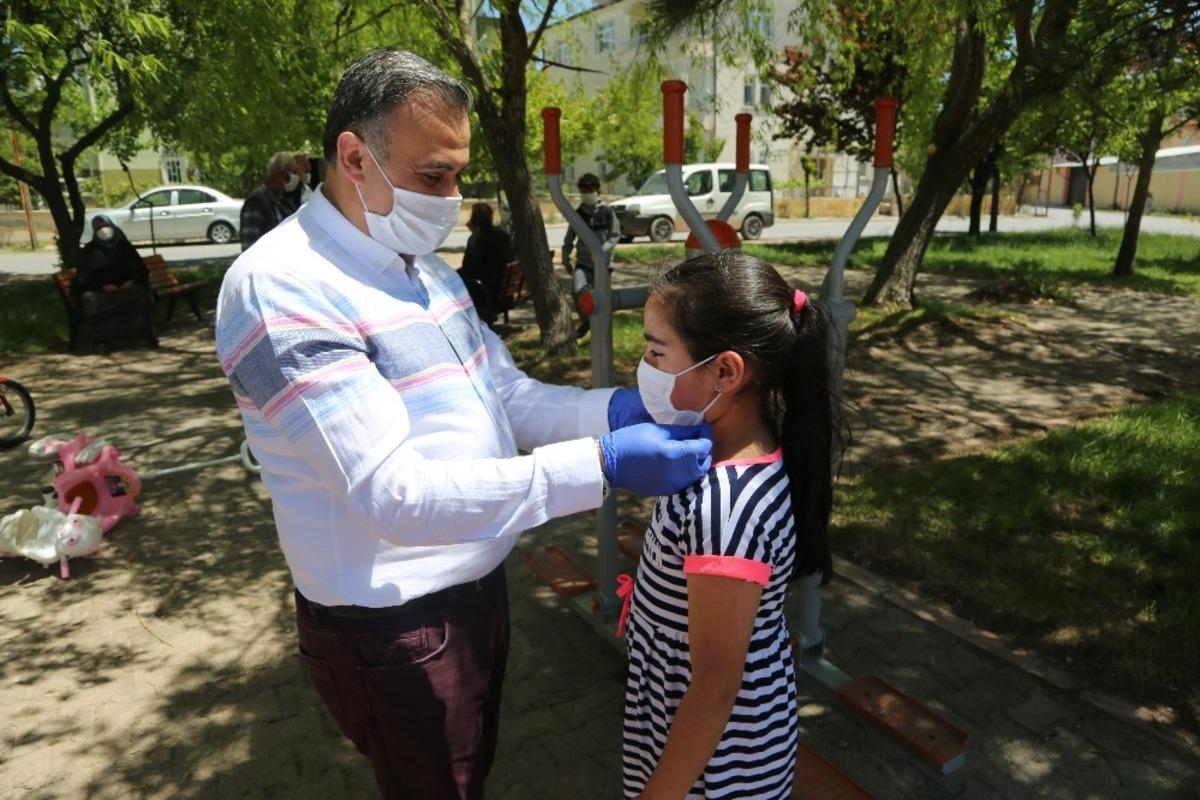 Develi Belediyesi&rsquo;nden sokağa &ccedil;ıkan cocuklara maske desteği