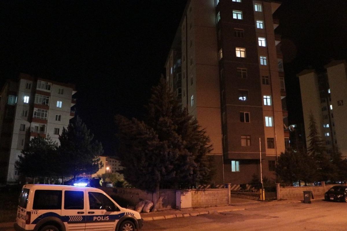 Bunalıma girdi, iple kendini astı