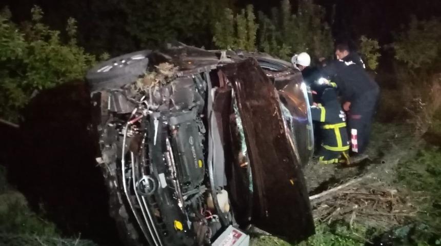 Şarampole u&ccedil;an otomobilde sıkışan 3 yaralı kurtarıldı