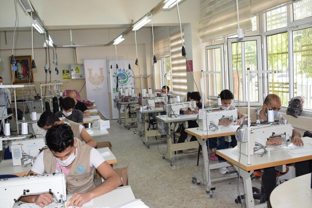 Şanlıurfa&rsquo;da g&ouml;n&uuml;ll&uuml; olarak 100 bin maske &uuml;rettiler