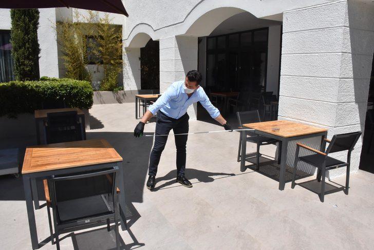 Otellerde sosyal mesafe kuralına uygunluk metreyle ölçüldü G3