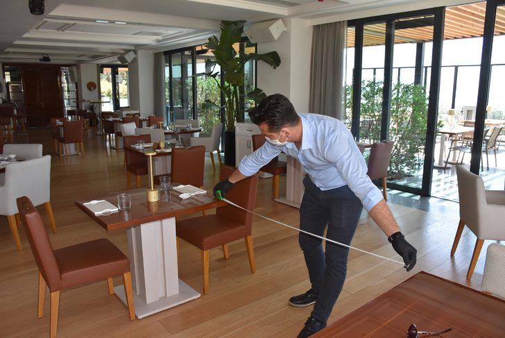 Otellerde sosyal mesafe kuralına uygunluk metreyle ölçüldü G4