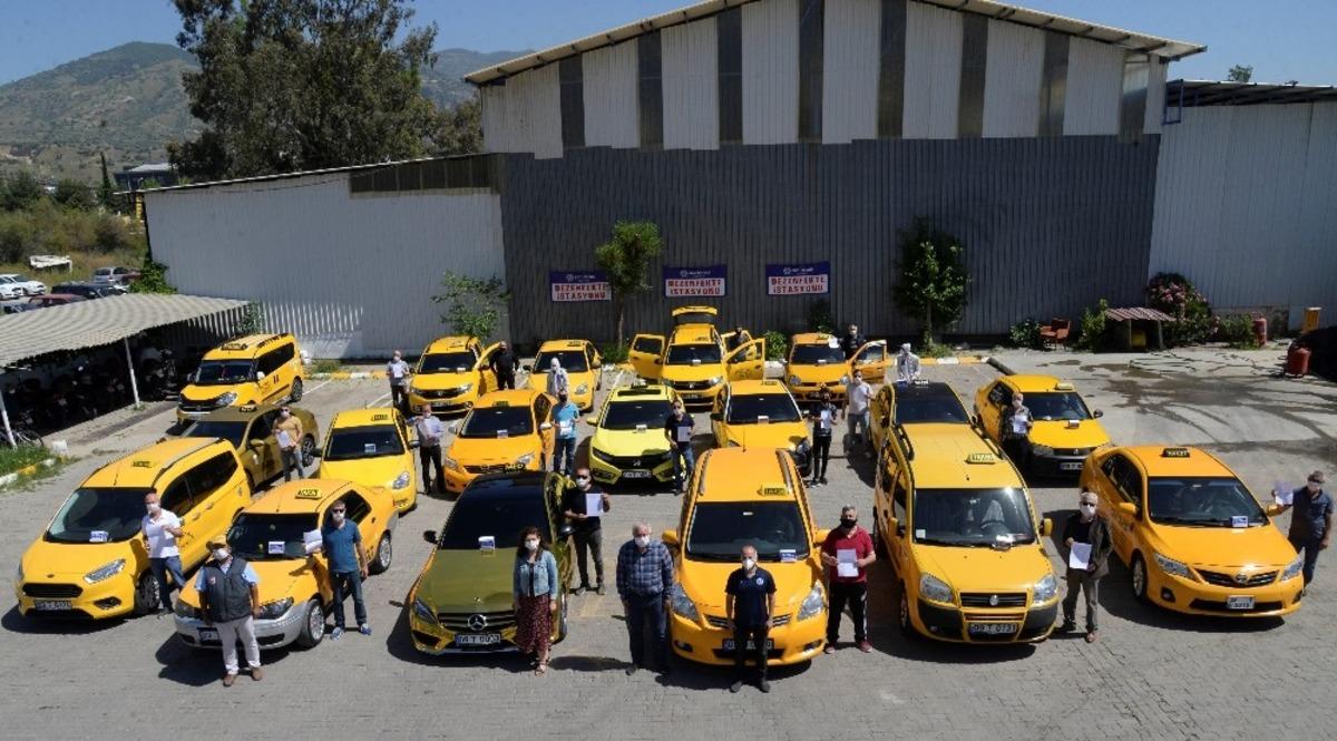 Taksiler dezenfekte istasyonundan ge&ccedil;ti