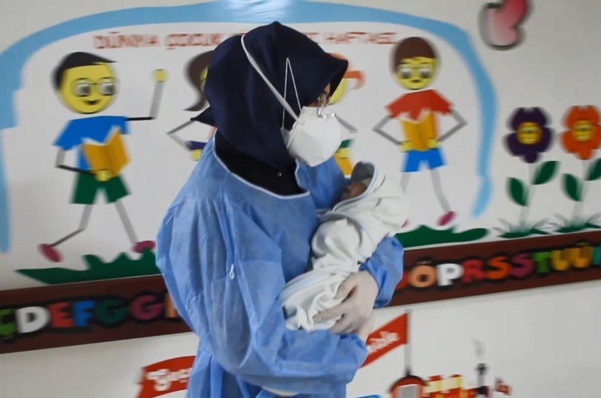 23 g&uuml;nl&uuml;k bebek koronavir&uuml;s&uuml; yendi