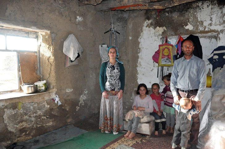 Yıkık dökük evde yaşayan aile yardım bekliyor G1