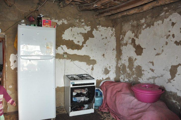 Yıkık dökük evde yaşayan aile yardım bekliyor G3