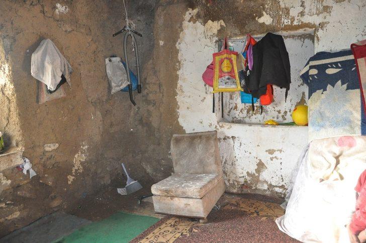 Yıkık dökük evde yaşayan aile yardım bekliyor G5