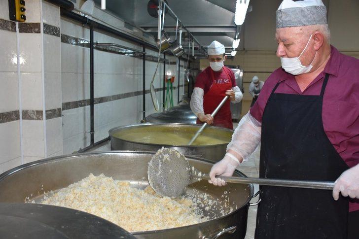 Şehzadeler’de her gün 700 aileye sıcak yemek G1