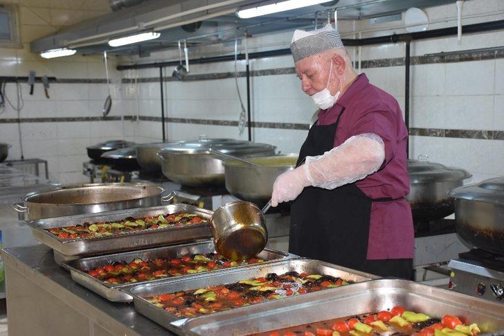 Şehzadeler’de her gün 700 aileye sıcak yemek G3