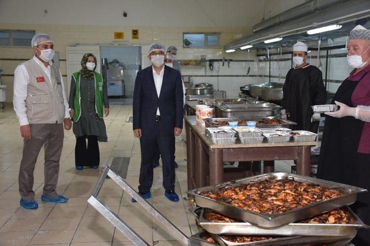 Şehzadeler’de her gün 700 aileye sıcak yemek G4