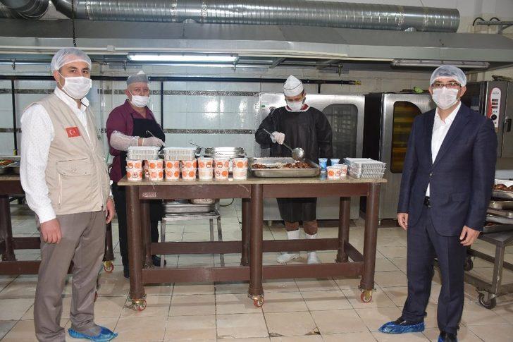 Şehzadeler’de her gün 700 aileye sıcak yemek G5