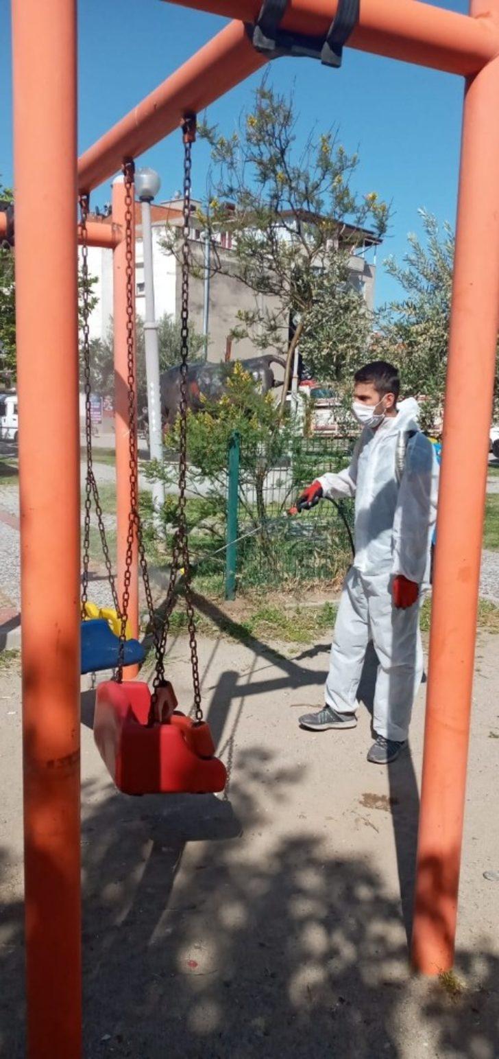 Burhaniye’de parklar dezenfekte edildi G2