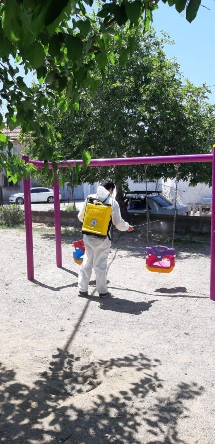Burhaniye’de parklar dezenfekte edildi G3
