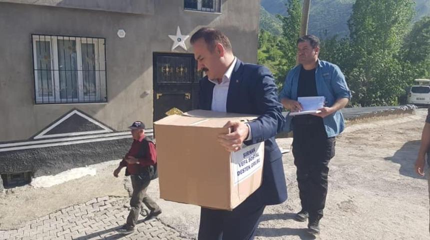 Başkan &Uuml;rek ihtiya&ccedil; sahibi aileleri ziyaret edip gıda kolisi dağıtıyor