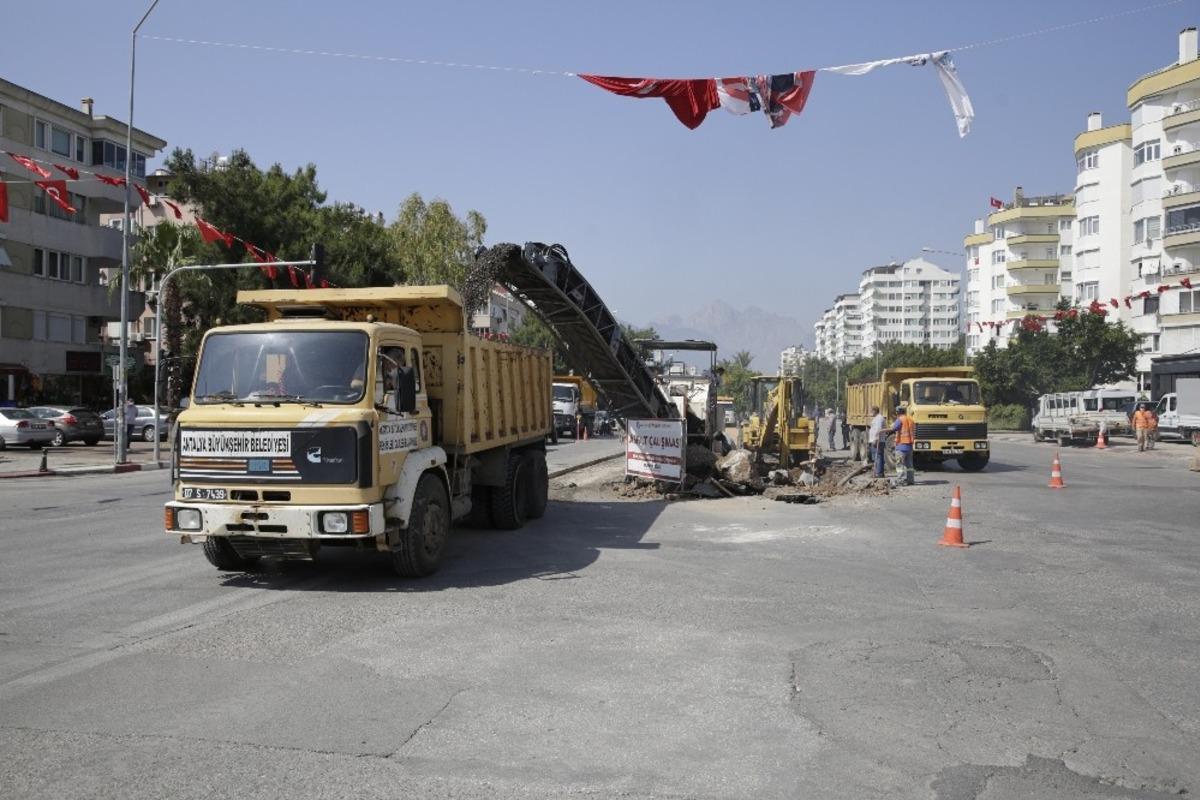 Atat&uuml;rk Bulvarı ve Gazi Mustafa Kemal Bulvarı kesişimindeki kavşak genişliyor