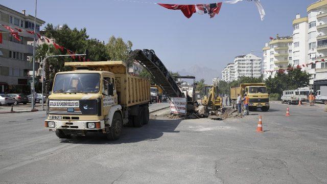 Atatürk Bulvarı ve Gazi Mustafa Kemal Bulvarı kesişimindeki kavşak genişliyor