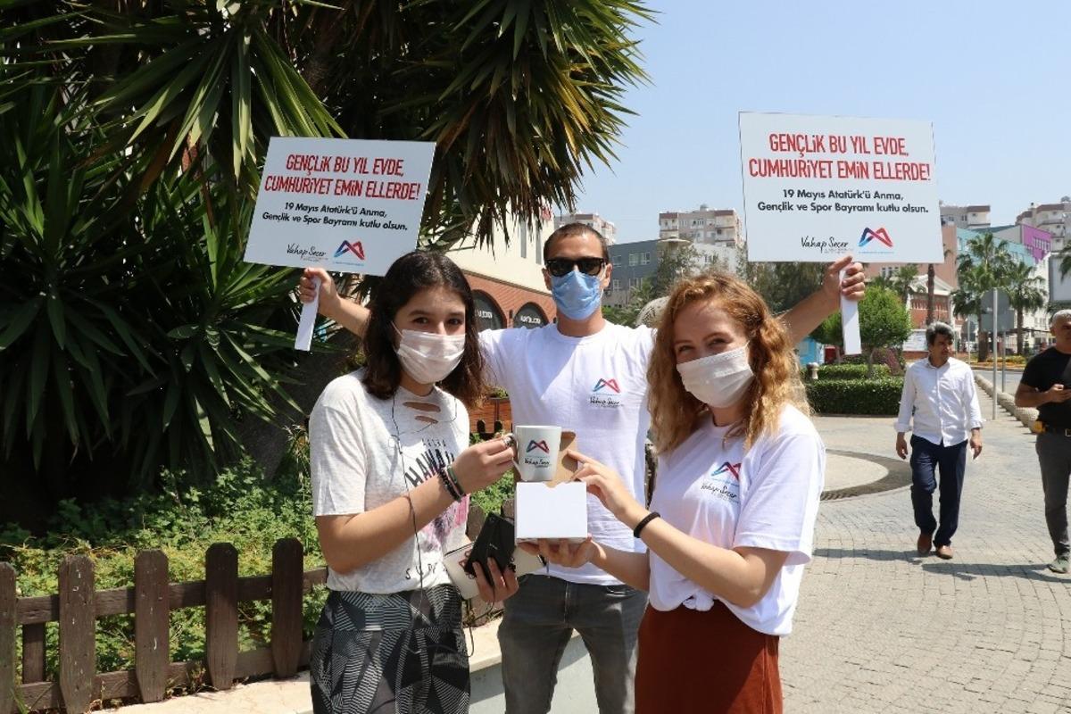 Mersin&rsquo;de sokağa &ccedil;ıkan &ccedil;ocuklara hediye s&uuml;rprizi