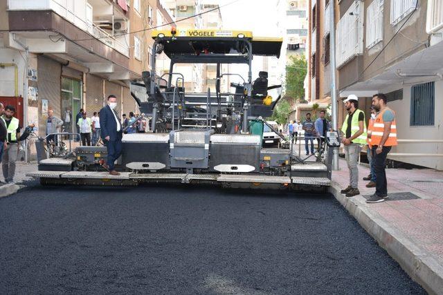 Bağlar Belediyesi mahallenin 20 yıllık asfalt sorununu çözdü