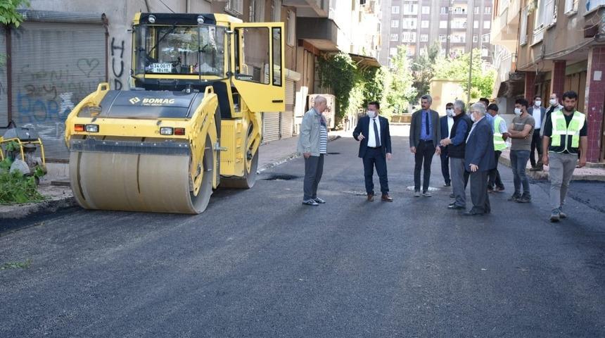 Bağlar Belediyesi mahallenin 20 yıllık asfalt sorununu &ccedil;&ouml;zd&uuml;