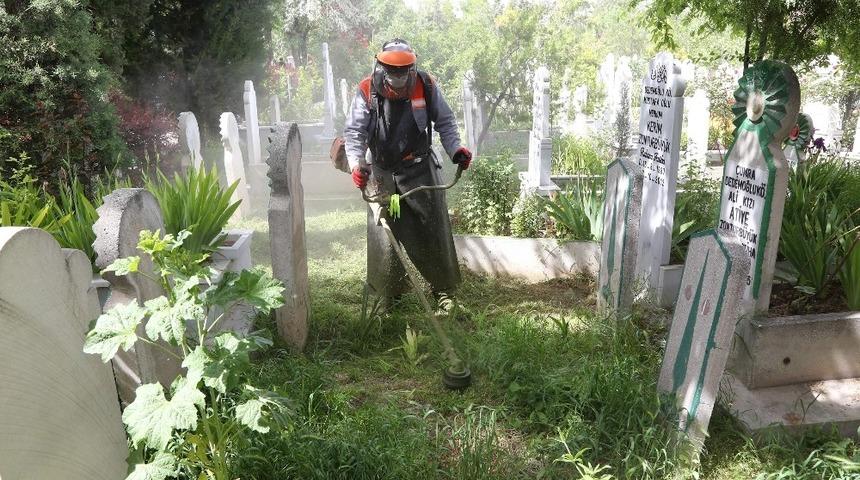 Mezarlık ziyaretlerinde sosyal mesafe uyarısı