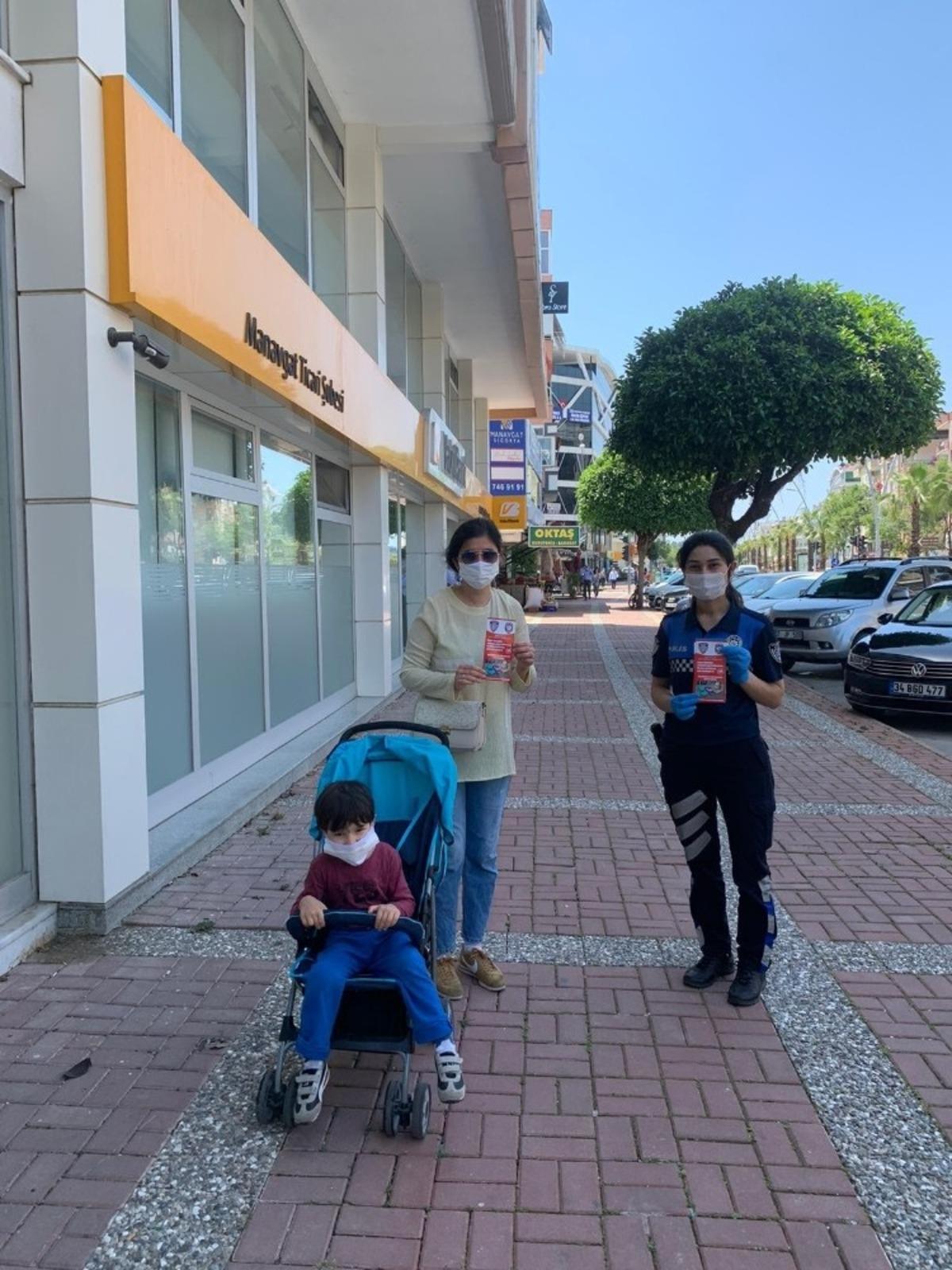 Kaldırımlarda park halindeki ara&ccedil;ların camlarına uyarı broş&uuml;r&uuml; bıraktılar.