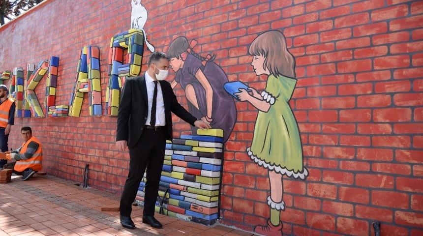 Pursaklar&rsquo;da okul duvarlarına renkli dokunuş