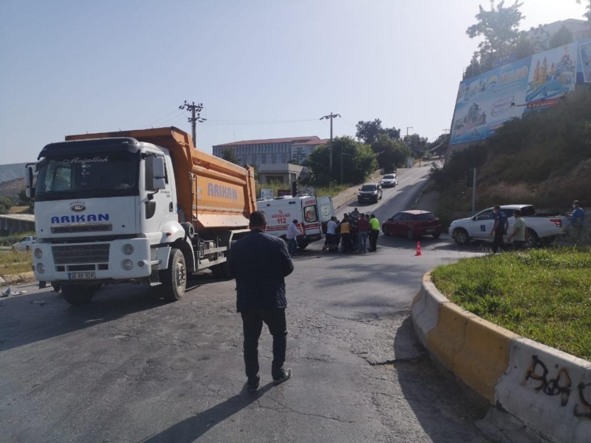 Motosiklet kamyonetin altında kaldı; 1 &ouml;l&uuml;
