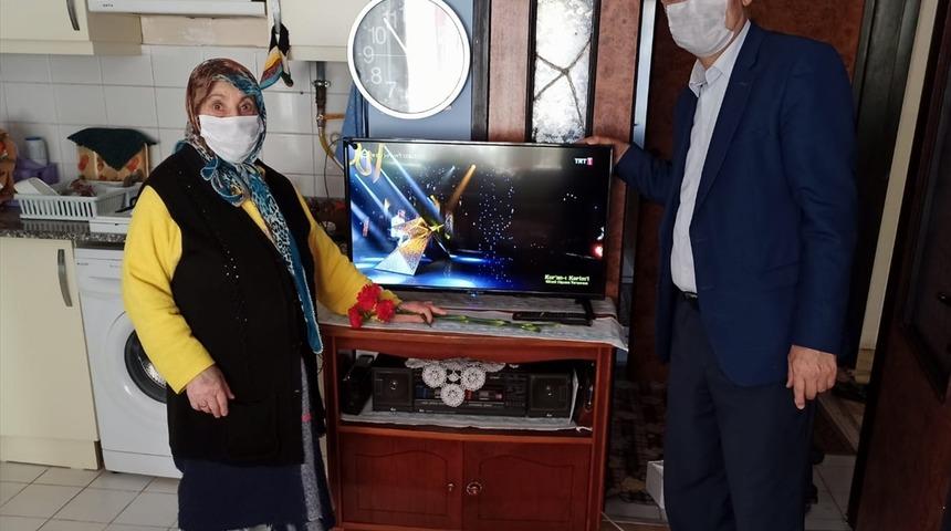 Hediye nine televizyonuna kavuştu