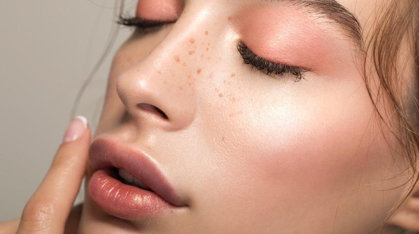 Meğer cildimiz bu y&uuml;zden kuruyormuş! İşte kuruyan ciltler i&ccedil;in bakım &ouml;nerileri...