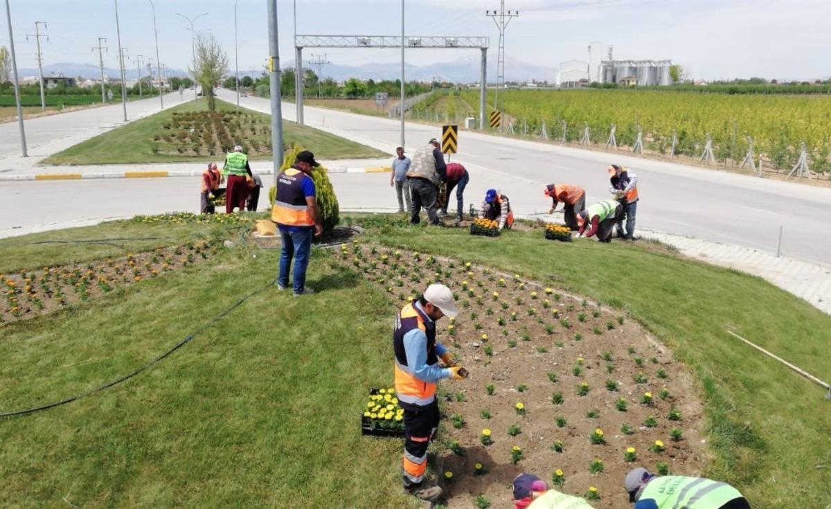 Karaman&rsquo;da kavşaklar &ccedil;i&ccedil;eklerle donatıldı