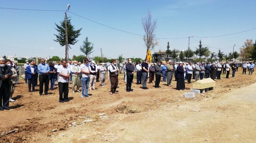 Kızıltepe&rsquo;de sosyal mesafeli cenaze namazı