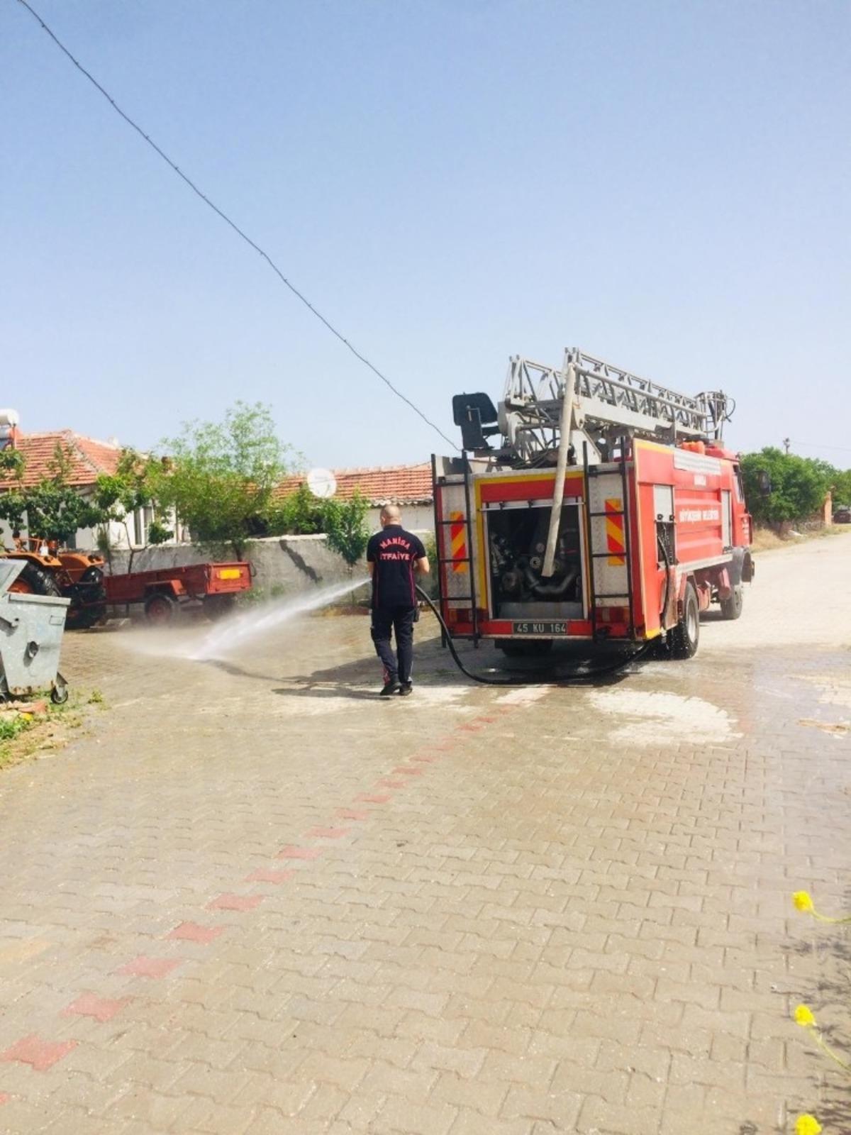 Karantina altındaki sokaklara dezenfekte &ccedil;alışması