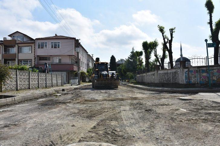 Erenler’de bozulan yollarda asfalt çalışması sürüyor G1