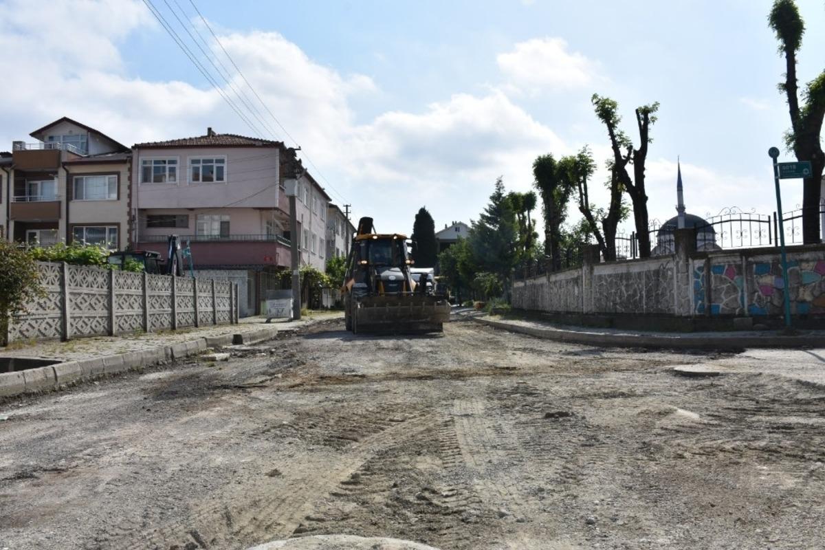 Erenler&rsquo;de bozulan yollarda asfalt &ccedil;alışması s&uuml;r&uuml;yor