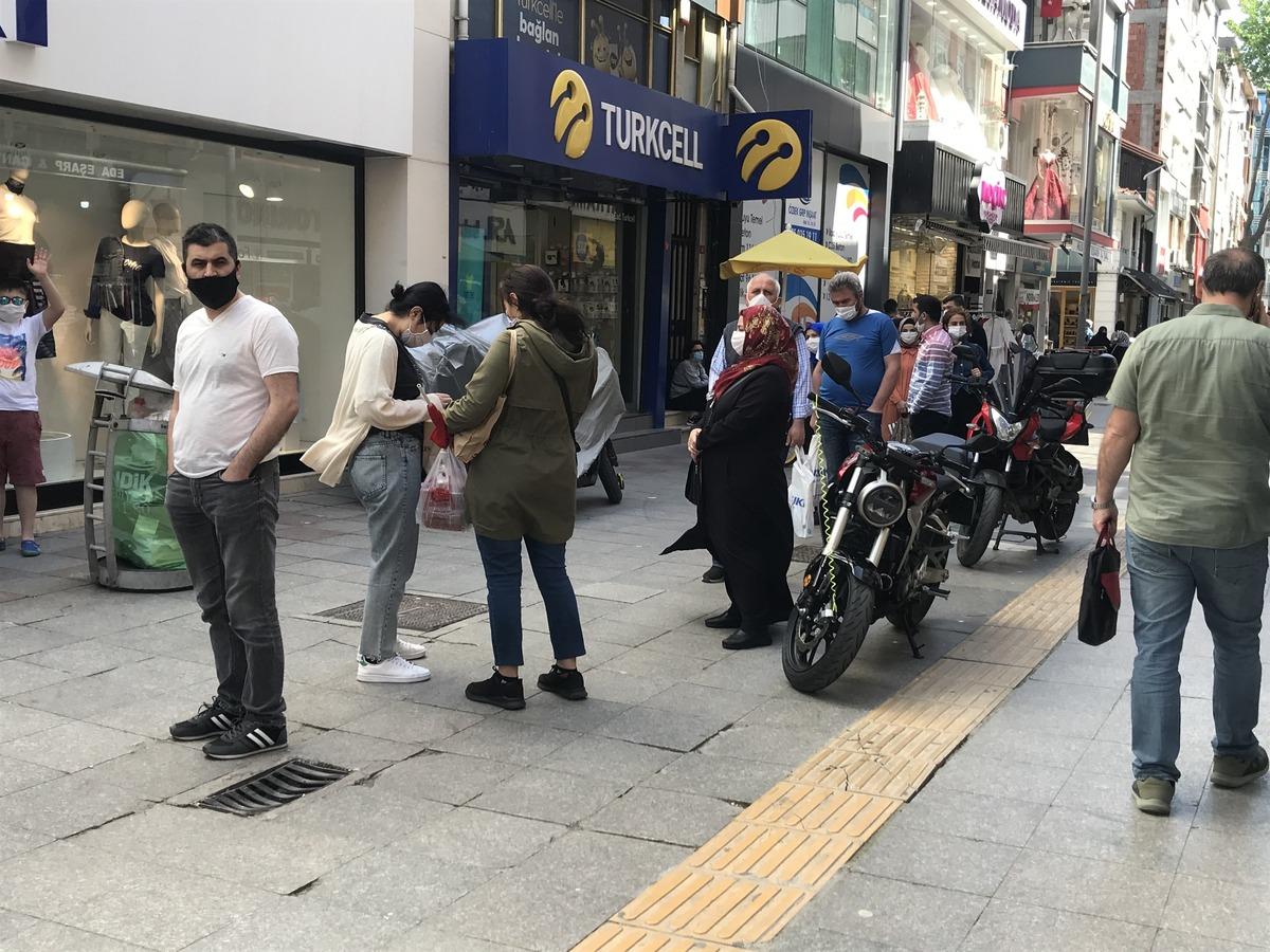 İstanbul'da endişelendiren manzara! İndirim g&ouml;ren koronavir&uuml;s dinlemedi