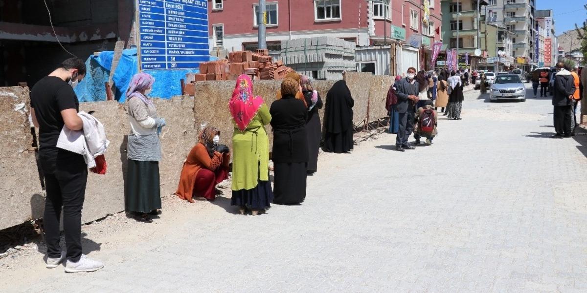 PTT &ouml;n&uuml;nde sosyal mesafe kuyruğu