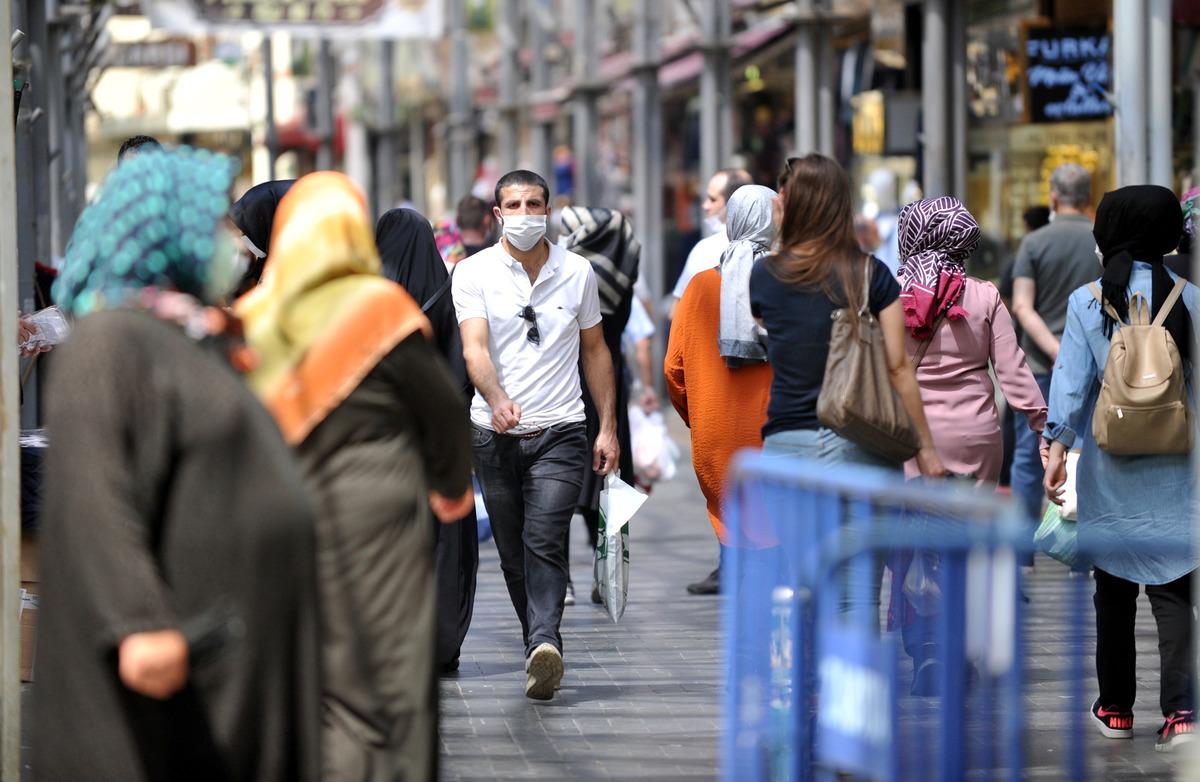 Bursa'da sokağa &ccedil;ıkma yasağı &ouml;ncesi &ccedil;arşı ve pazar yoğunluğu