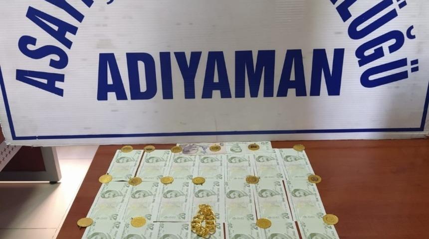 Minib&uuml;ste unutulan 54 bin TL&rsquo;lik altın ve para dolu &ccedil;anta sahibine teslim edildi