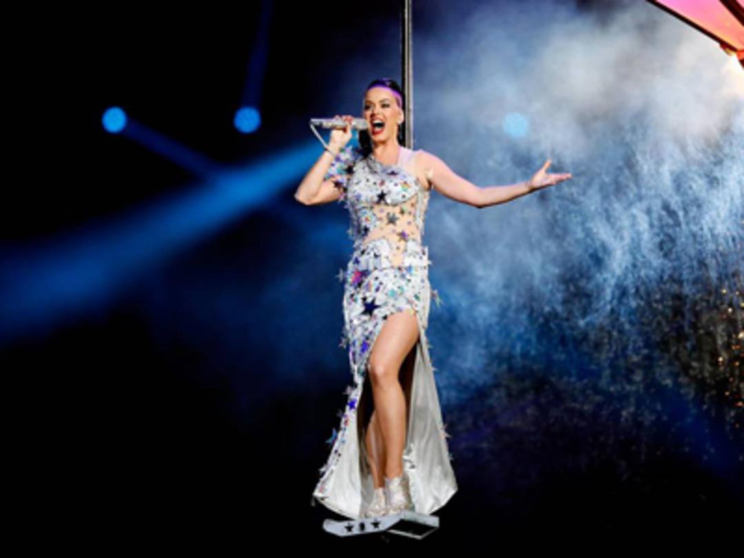 Katy Perry'e sahnede taciz şoku