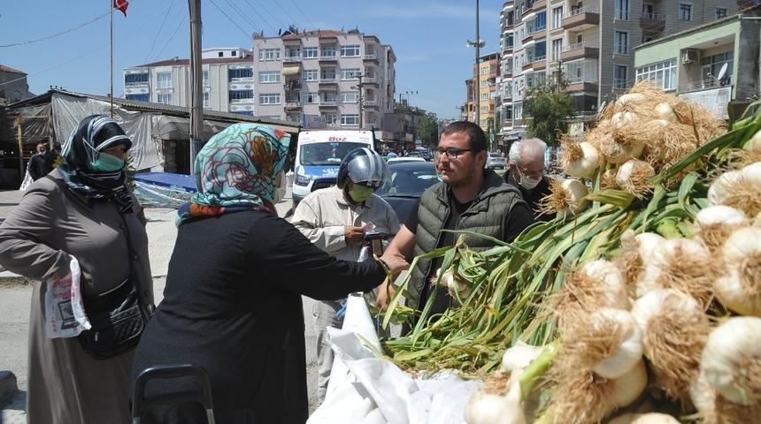 Ucuz sarımsak almak i&ccedil;in vatandaşlar sıraya girdi